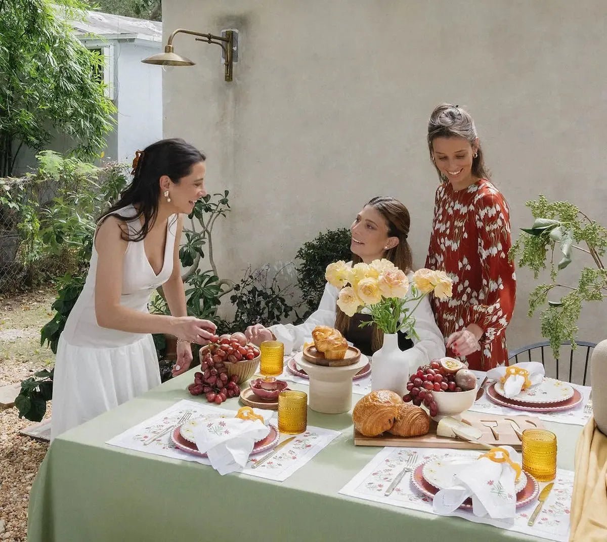 Friends gathered around an Isla Capricho table